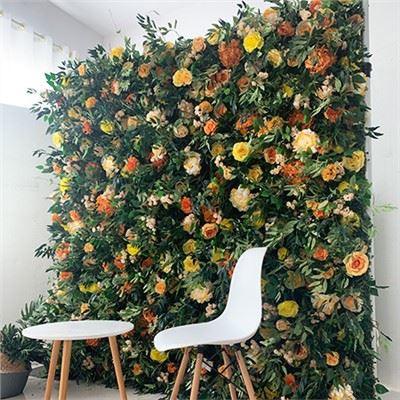 Gėlių siena su žaluma