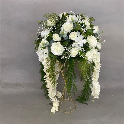 Žalia ir balta gėlių stalo kompozicijos