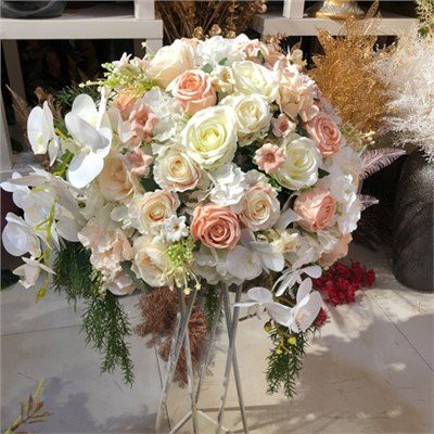 Šilkinės gėlių kompozicijos vestuvių puošmenoms