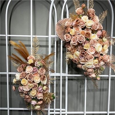 Vestuvių arkos gėlių kritimas