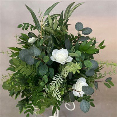 Baltos gėlės ir žaluma centriniai elementai