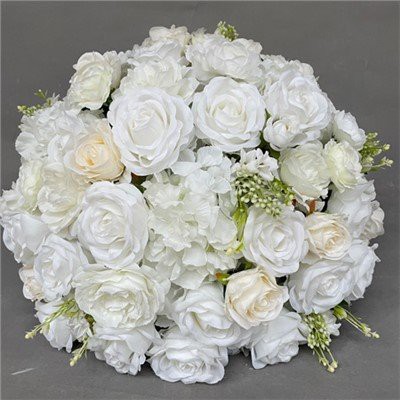 Baltos rožės ir hortenzijos vidurys