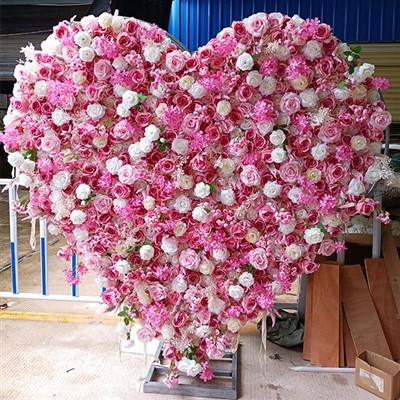 Rožinės širdies gėlių siena